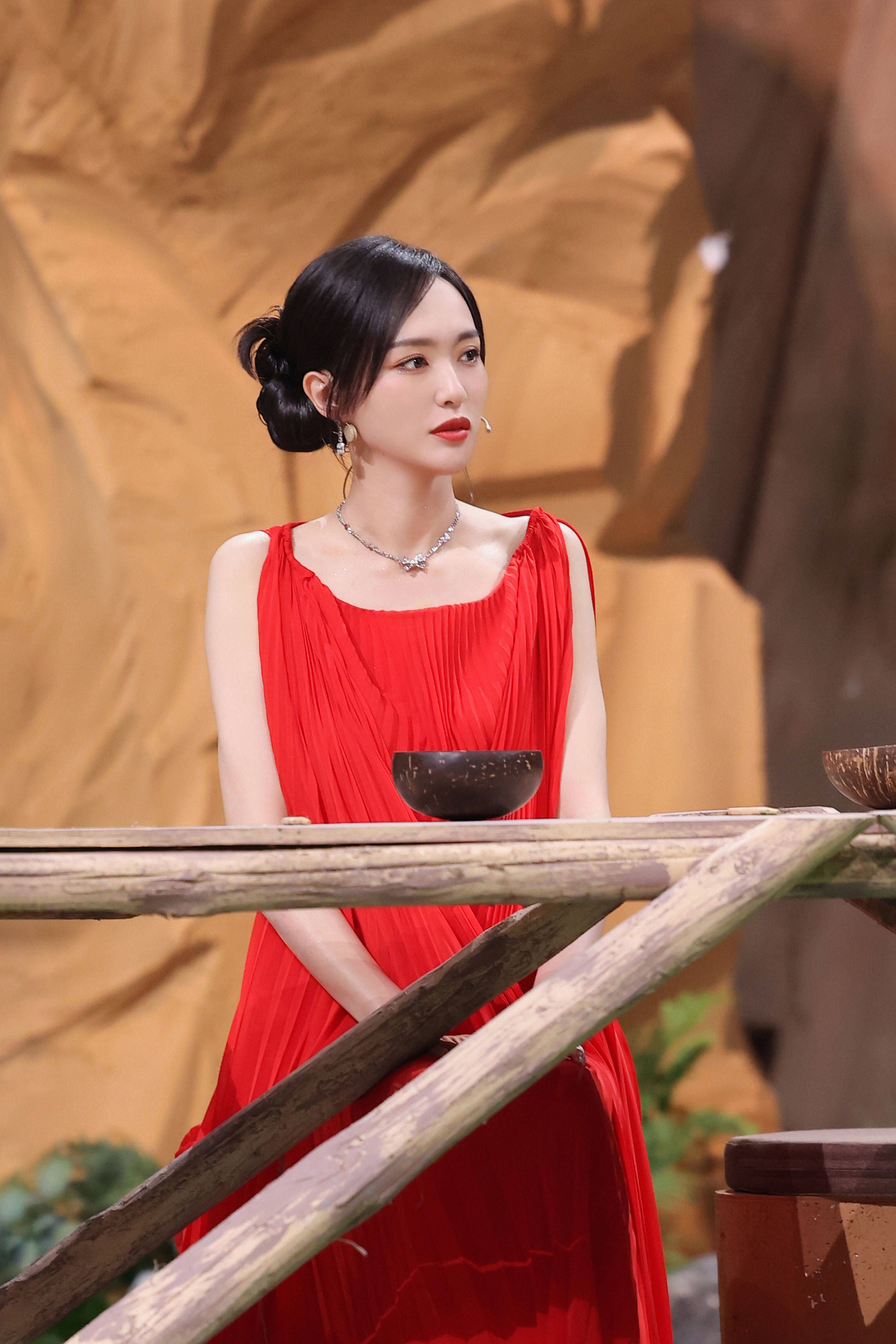 唐嫣   追光逐梦，掠影流芳，映照繁花缩影。#唐嫣红色百褶连衣裙##唐嫣cos芭