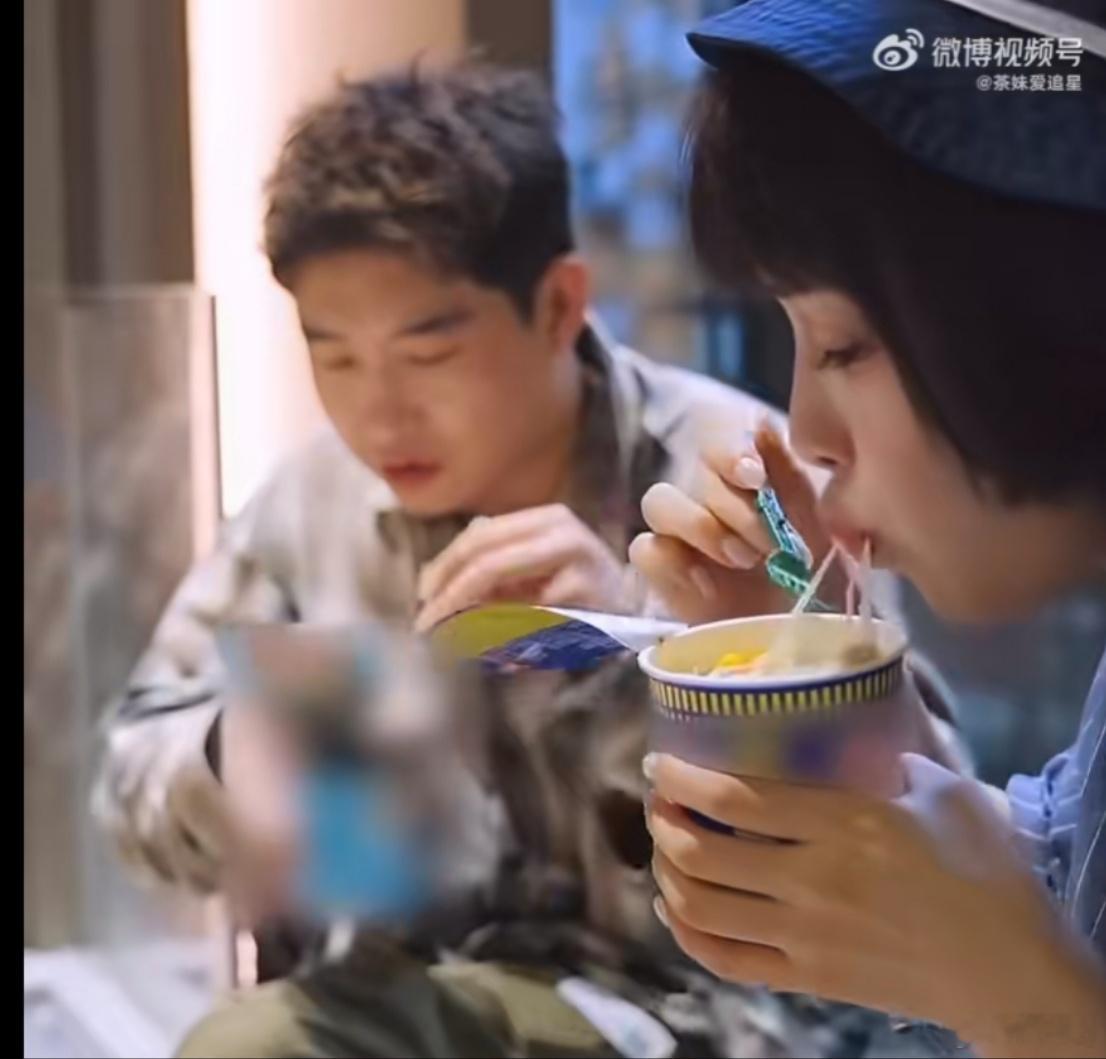 蔡文静闫佩伦路边吃泡面蔡文静路边吃泡面一点也不ooc我家那闺女 翻完这段完整的花