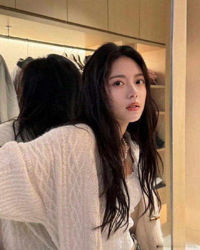 赵今麦真漂亮。 