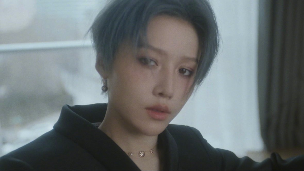 刘雨昕Dior温柔序曲 黑灰系西装造型太有格调，挺括的面料勾勒利落身形，简约的配