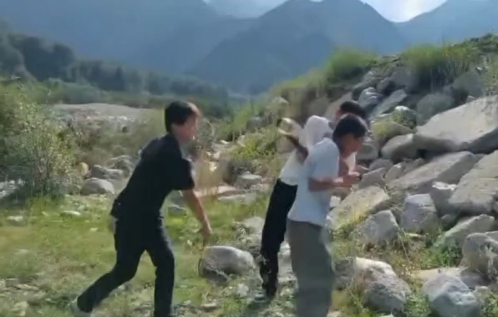 积石山霸凌男孩遭殴打引关注，警方辟谣死亡传言并立案。退让换不来心软，纵容霸凌毁掉