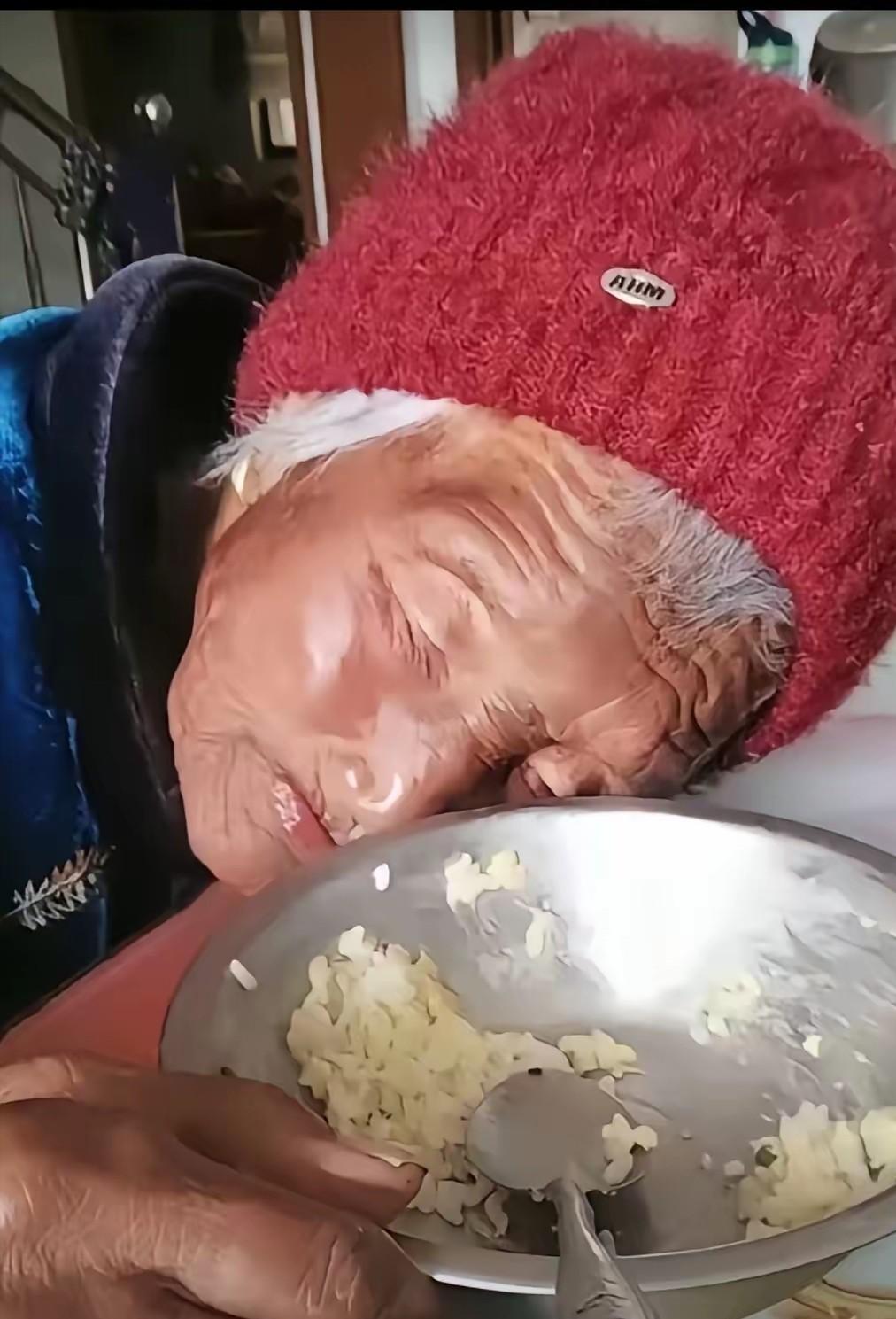 一位80多岁老人吃饭时，忽然把碗一推，趴在饭桌上一动不动了，身旁的儿子喊了老母亲