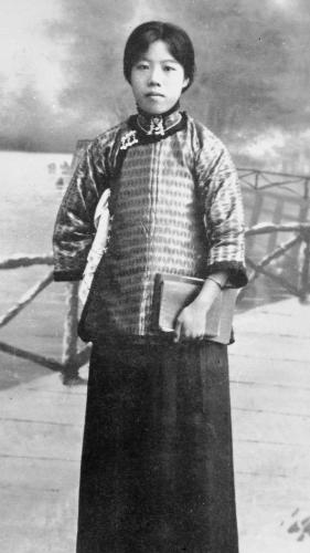 60年代，一个英国记者问邓颖超：为什么大家都互称同志，只有叫您先生为“总理”呢？