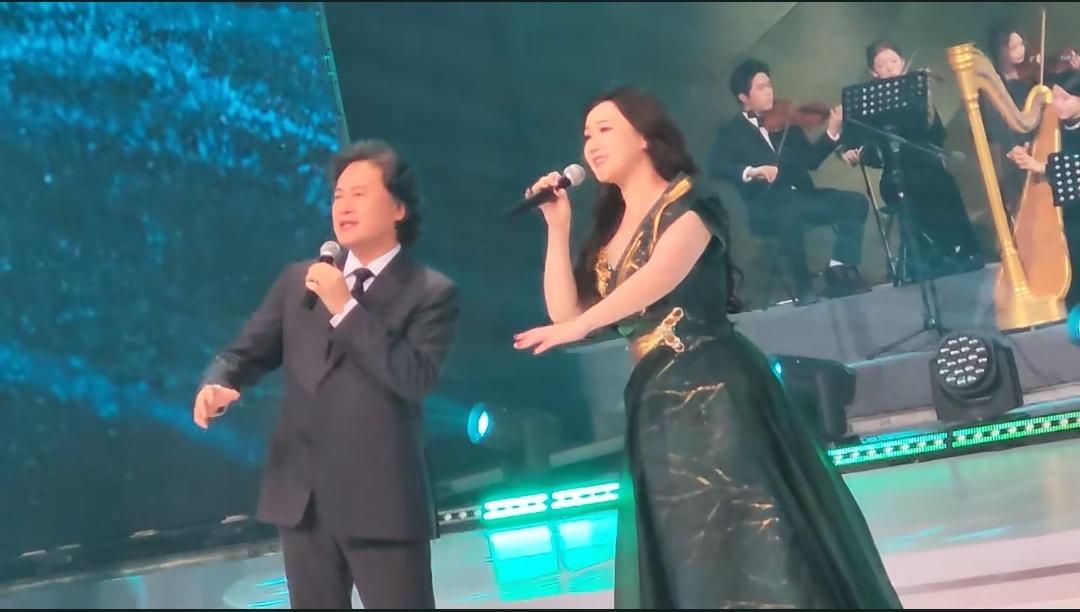 12月17日晚上，男高音戴玉强老师和女儿现身重庆广电中心，共同演唱《父亲的草原母