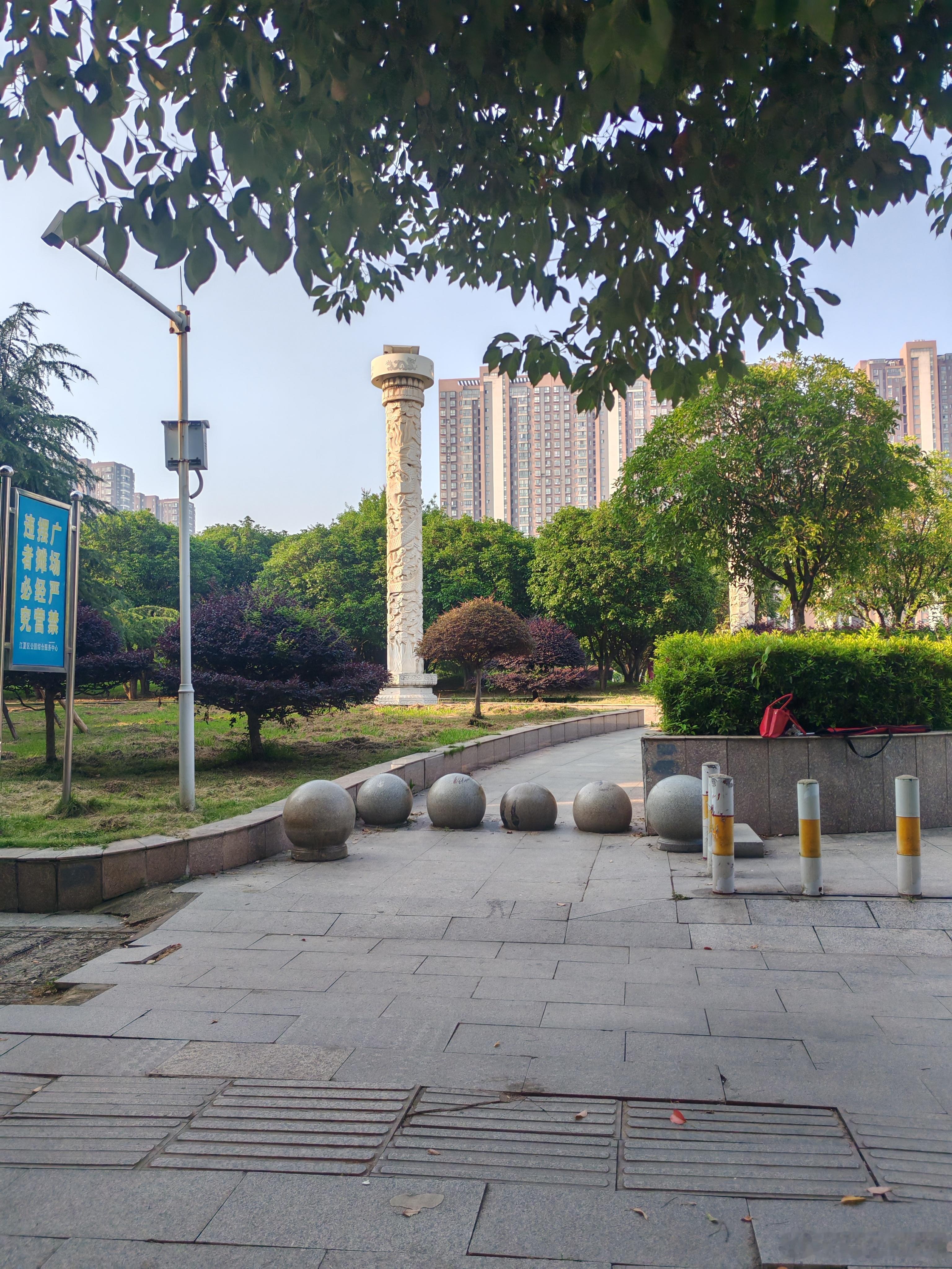 早安，广场慢跑一圈＋拉伸，每天都要动一动，早上空气挺好。自由不是想干什么就干什么