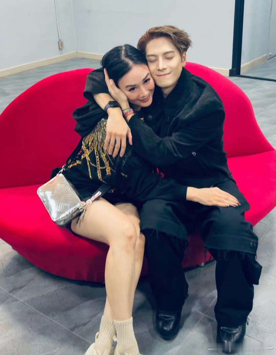 钟丽缇晒与王嘉尔贴脸合照王嘉尔钟丽缇贴脸合照钟丽缇晒与王嘉尔贴脸合照，突然觉得追