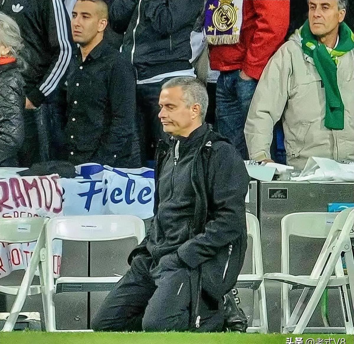 那一夜，鞋钉断了，冠军梦也碎了。
拉莫斯冲向点球点，左脚鞋钉突然崩开。
他抓起阿