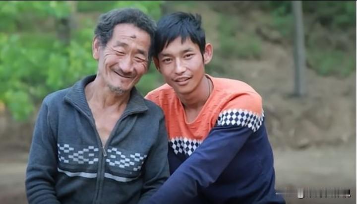 弃婴爬行30年，为养父撑起一个家

1991年大冬天，河南嵩县的一个路边草丛里，