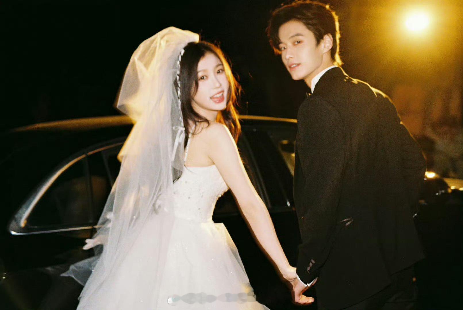 虞书欣说感谢大家参加暮暮朝朝婚礼呜呜呜 怎么能这么美好呀 