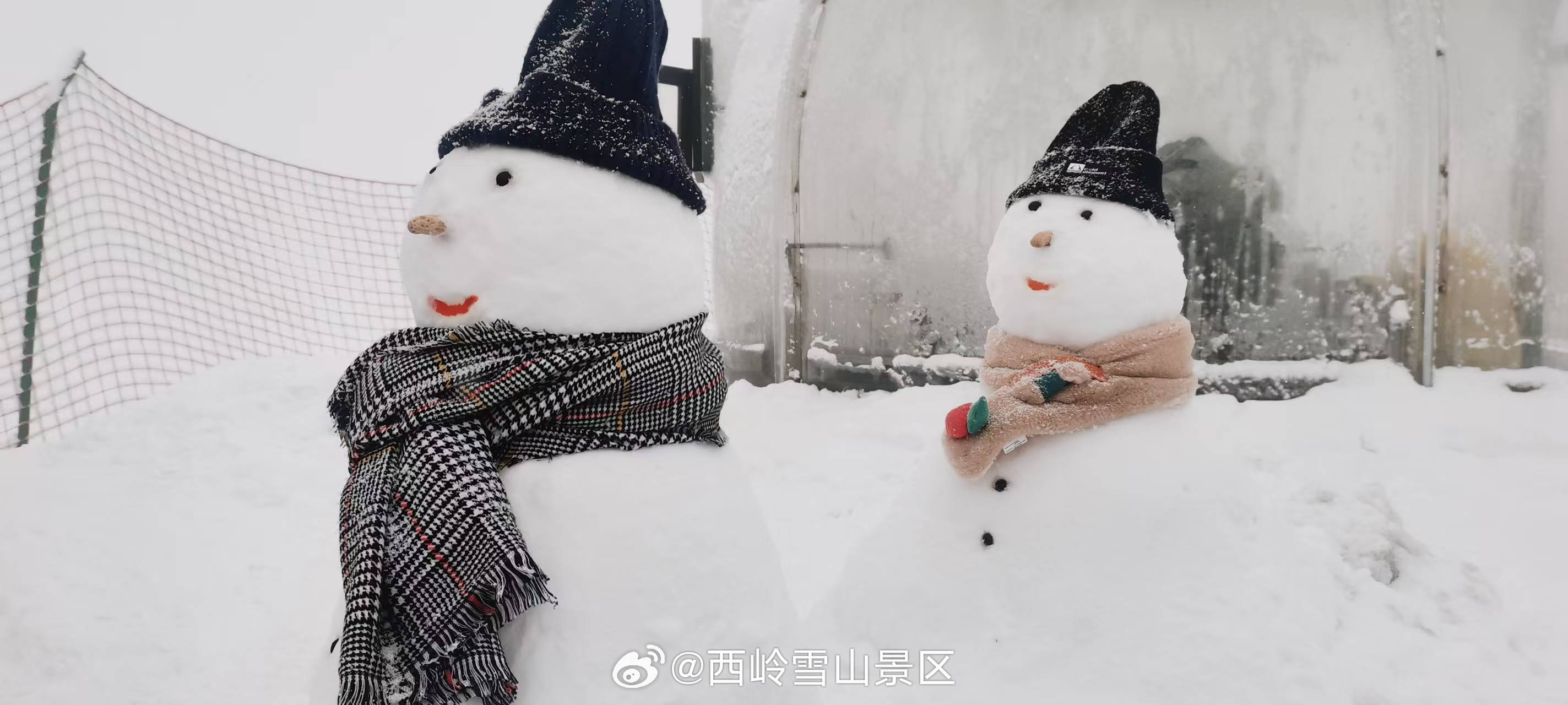 #下雪啦# 新进雪人上线！这是哥们儿还是父子？大家来猜猜…[嘻嘻][嘻嘻] ​​