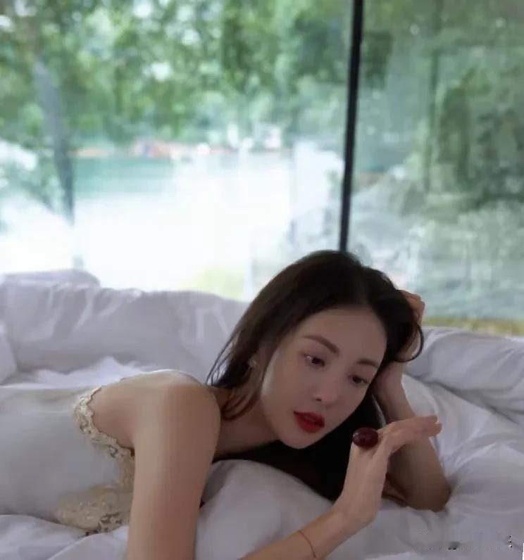金晨确实很漂亮，看不上很多男演员也是正常的。她美貌和气质并存，一定得找个情绪价值