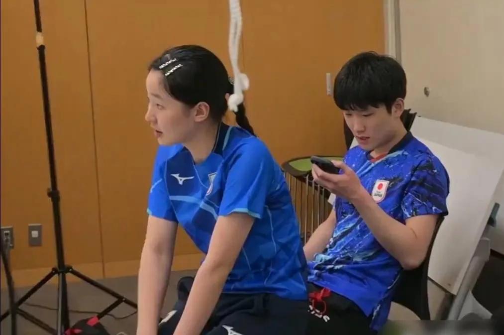 张本美和：哥，我累了坐会儿哈！
张本智和：坐就坐呗！
张本美和：哥你这次拿金牌真