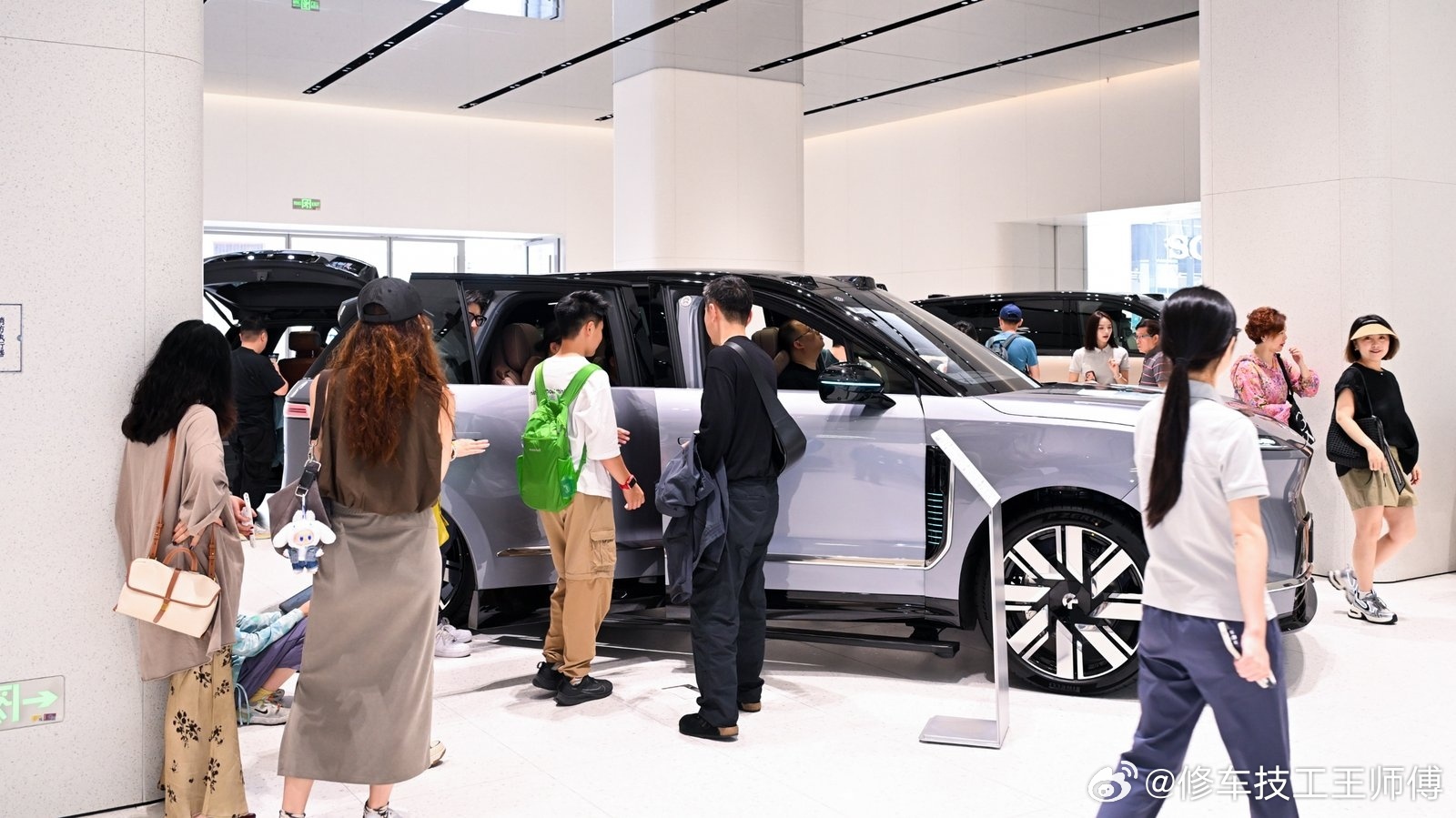 蔚来门店周末客流，这也太夸张了。你们觉得蔚来ES8和ES9成功的秘诀是_____