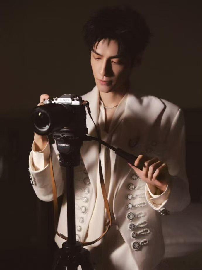 罗云熙戏里演法医戏外干摄影 罗云熙戏里演法医齐思哲，推理能力一流超带感。戏外拿起