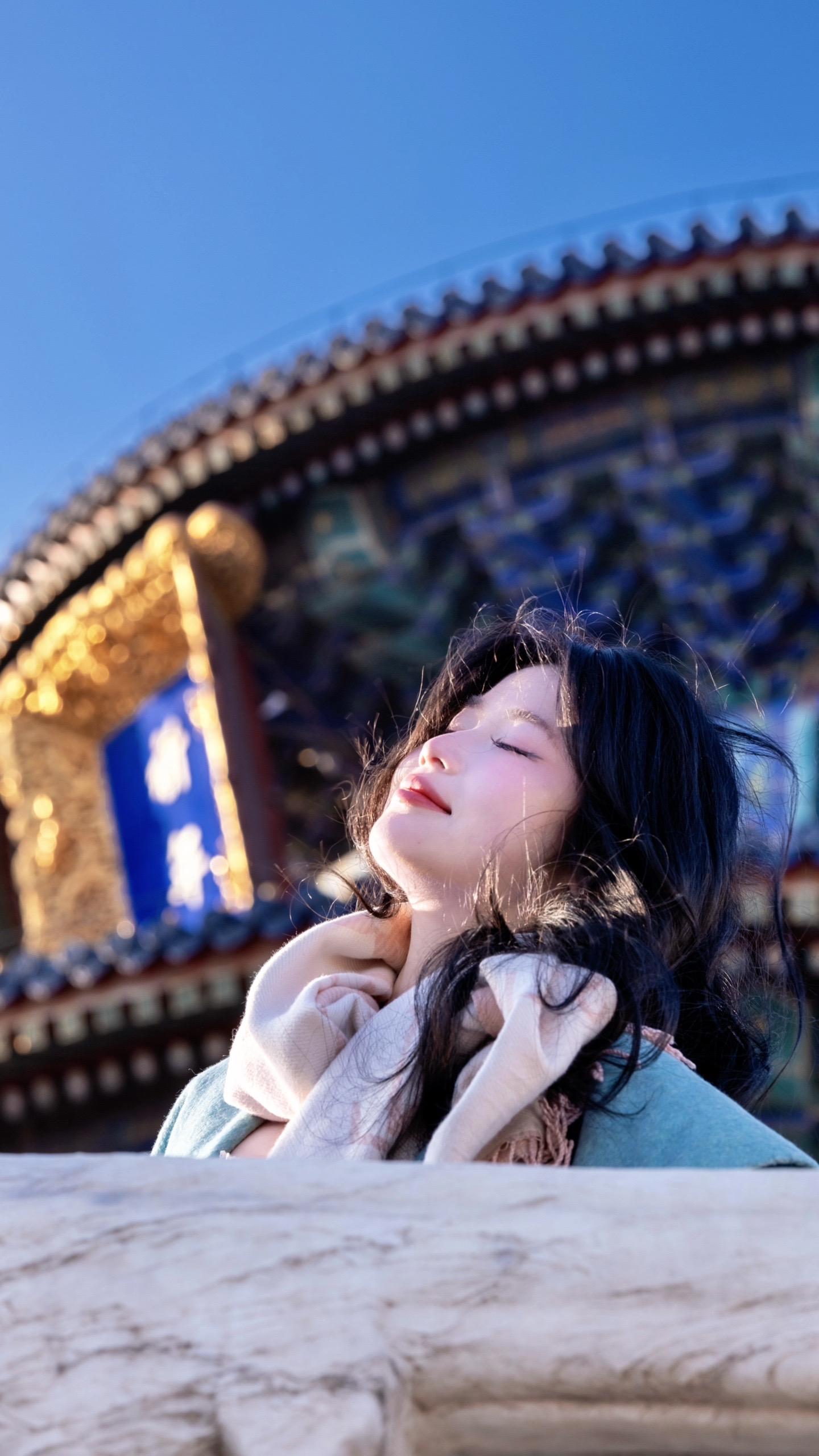 红墙蓝瓦 片片祈年。
