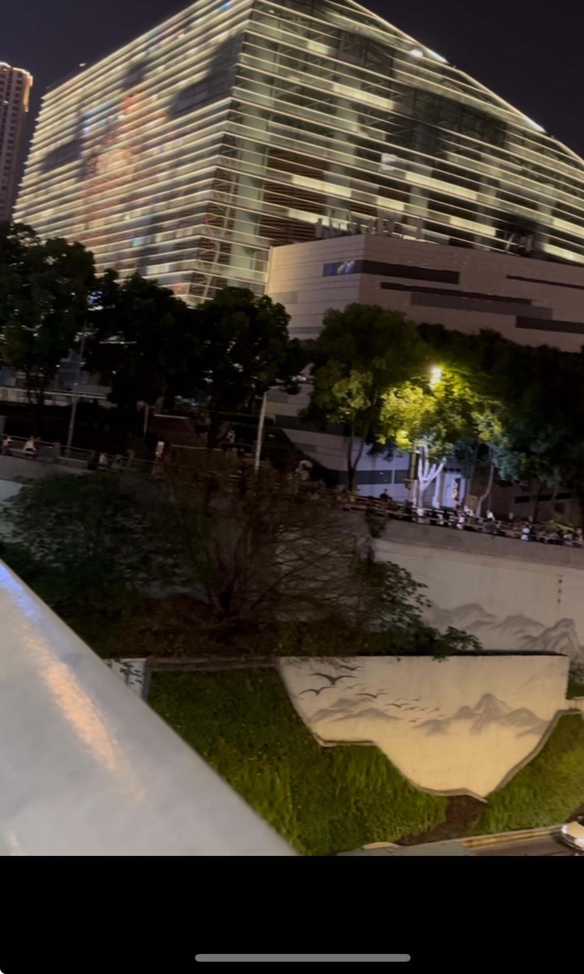 今晚跑步3公里，每一步都在和懒惰宣战。汗水湿透衣衫，却让我畅快淋漓，坚持奔跑，我