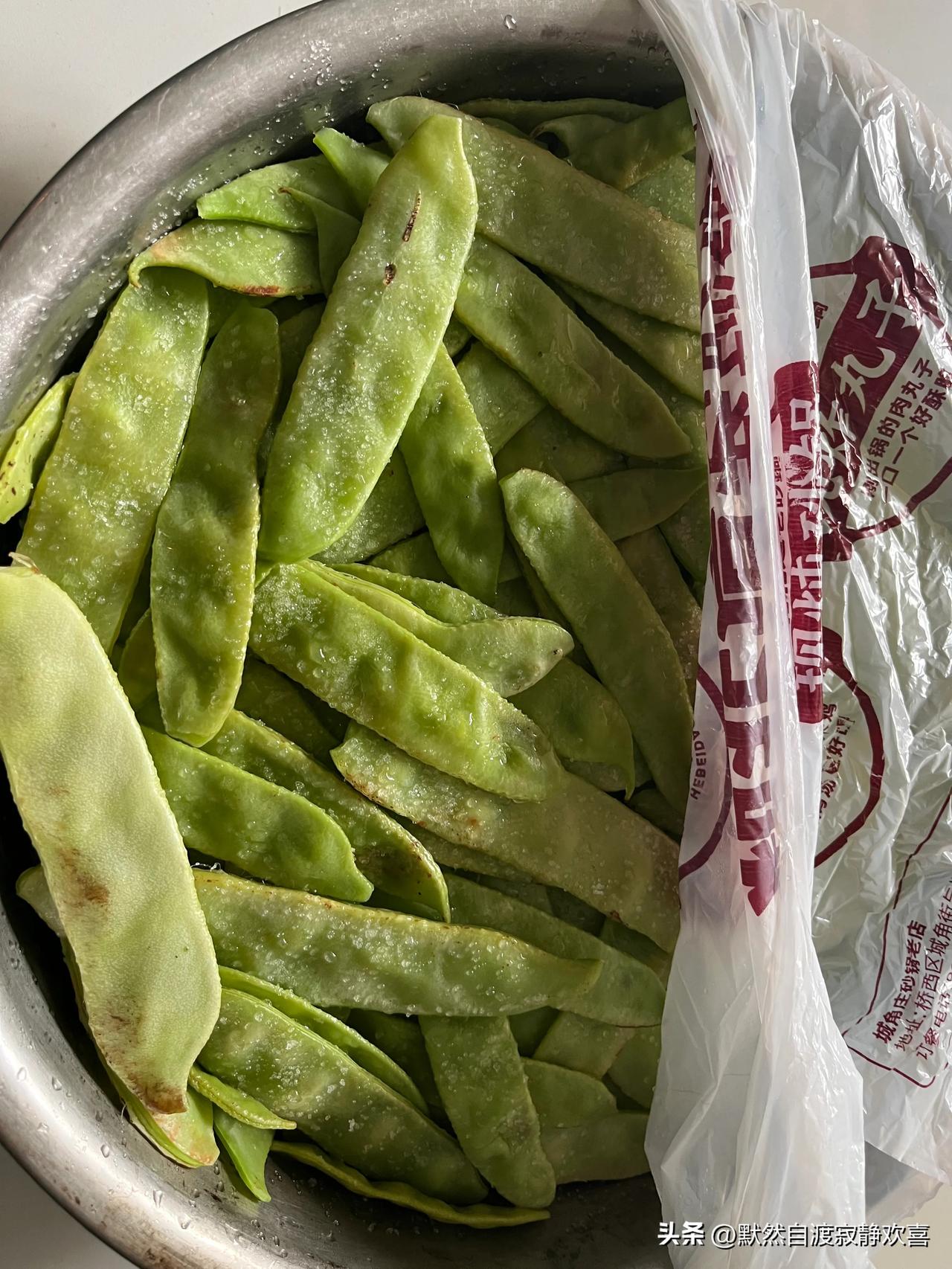#拍一张秋日景色#我婆婆自己种的扁豆角。炒菜吃挺筋道好吃，但是吃一两顿就吃够了。