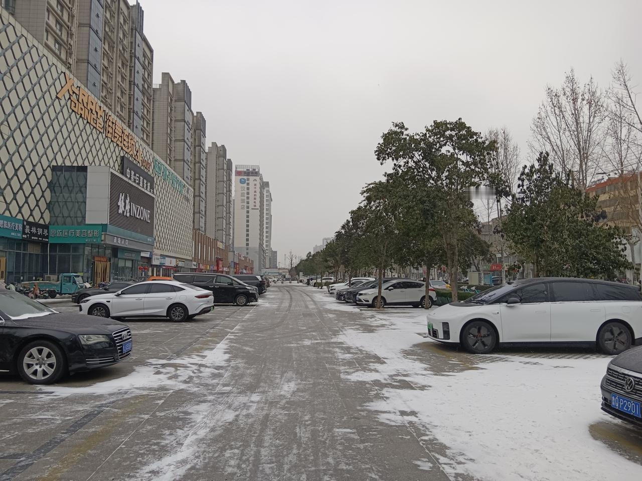 出门突遭雨加雪，步行双颊似刀割。
​熟人见面难握手，眼神问候话不多。
囊中​手机