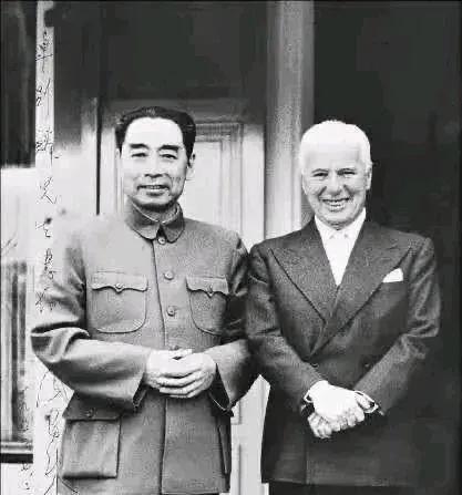 1954年，周总理邀请卓别林品尝北京烤鸭，卓别林吃完之后，面露难色：“中国烤鸭果