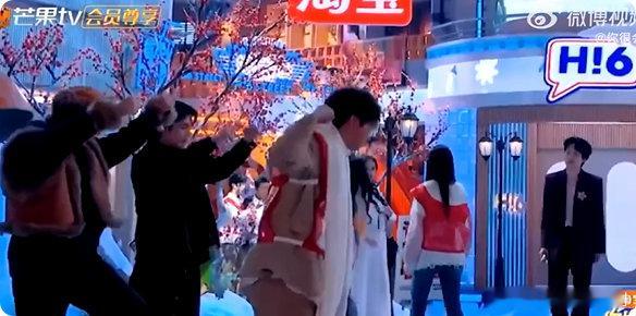 谁不为这画面狂喜！两人在《你好星期六》彩排主题曲，胡彦斌的 “重修” 吐槽笑疯，