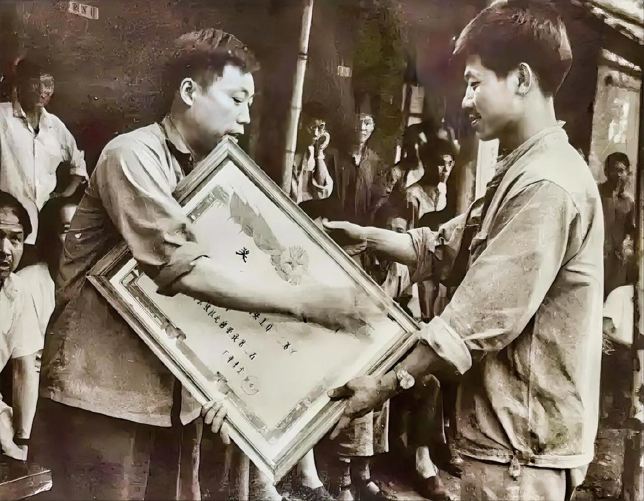 给民兵授奖