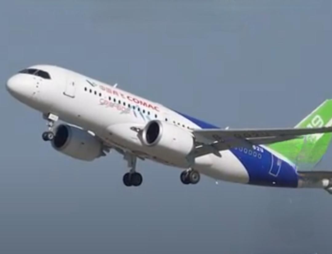 【据央视新闻报道，7月29日7时59分，C919高原型首架机在上海浦东国际机场第