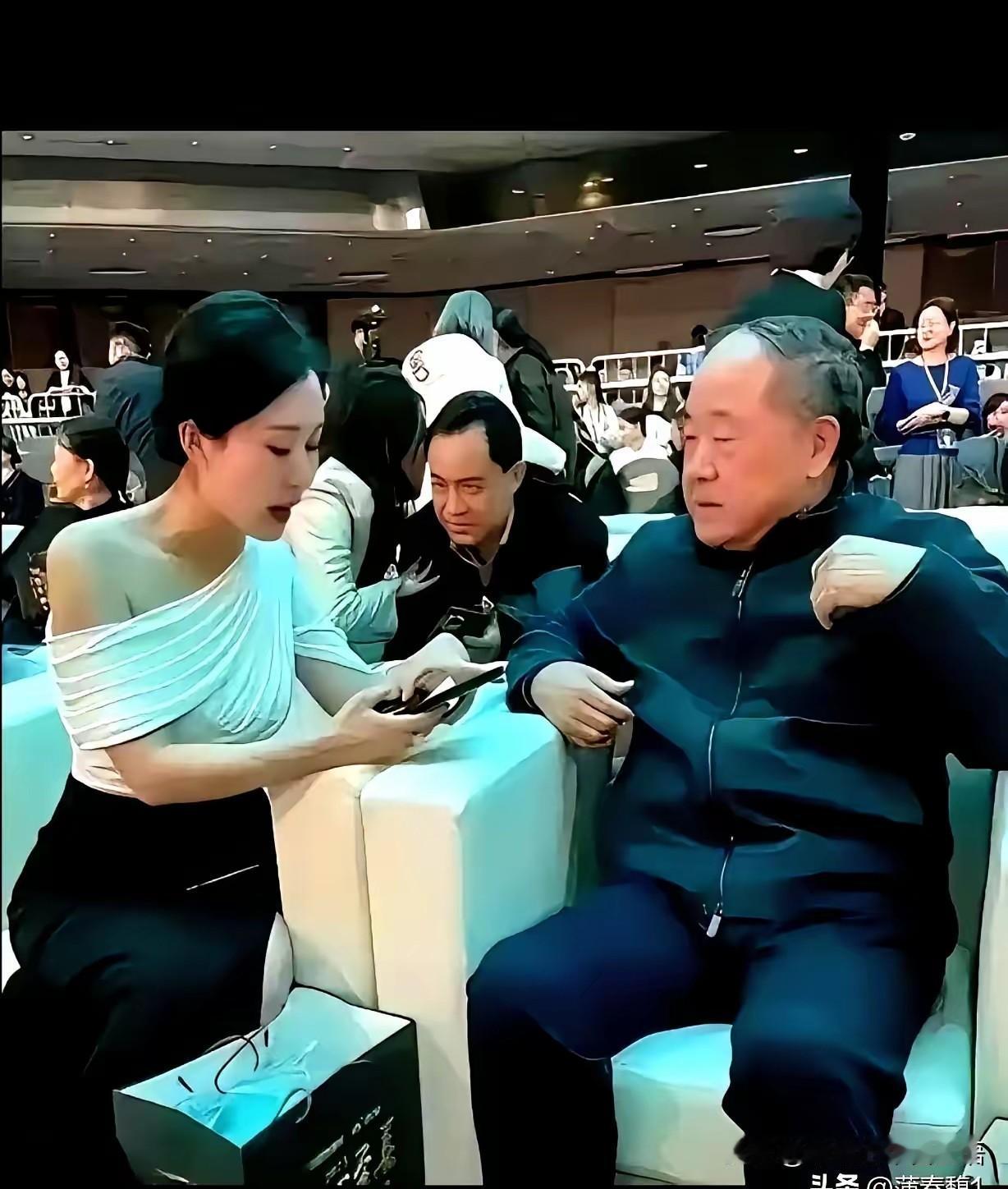 可能是我太保守了，个人觉得，人到中年后，还是应该穿着得体，再露这露那的，就感觉不