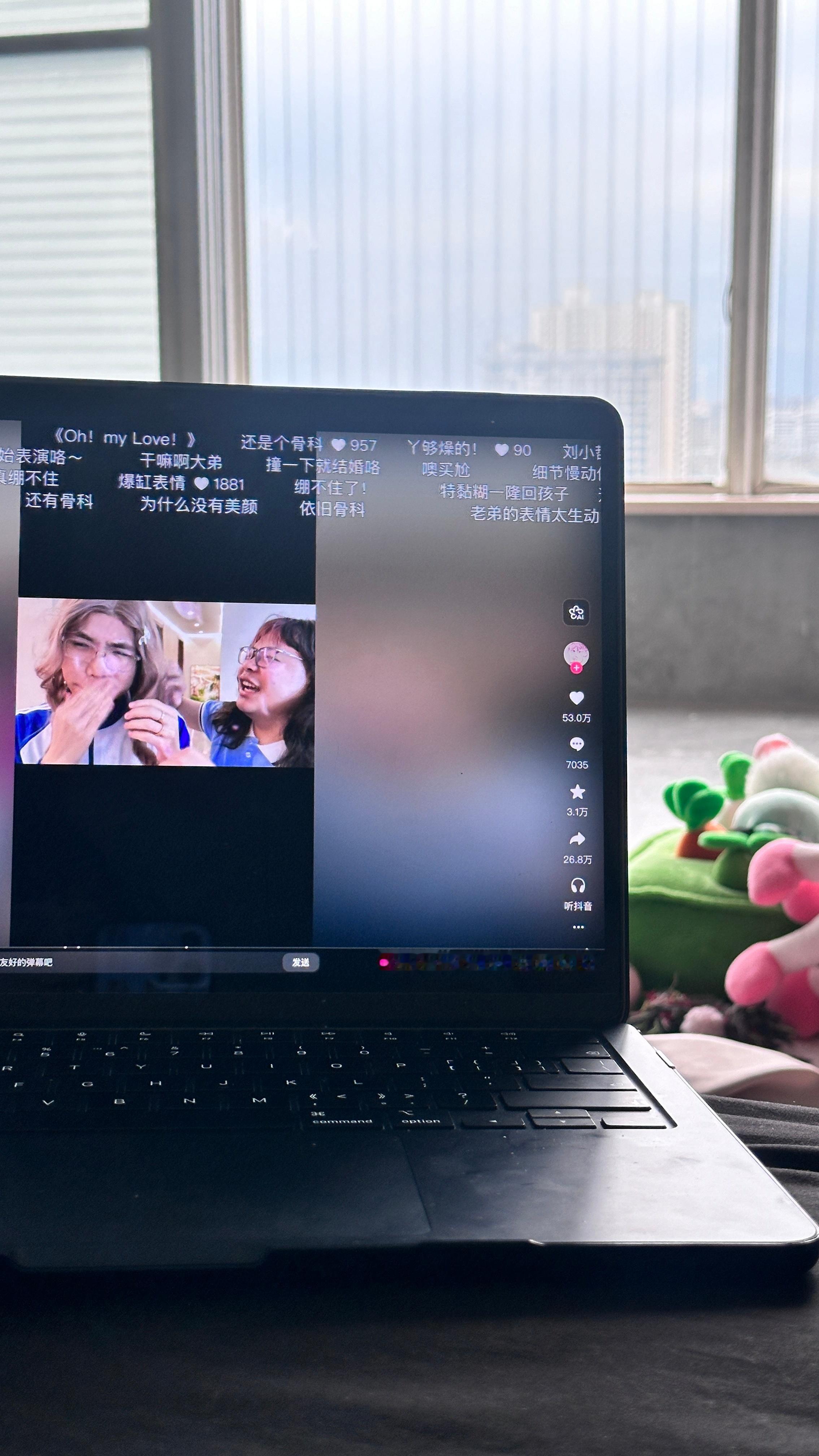 谁来懂一下西安此刻的天气 刚把窗户打开 我现在跟吹海风一样… 