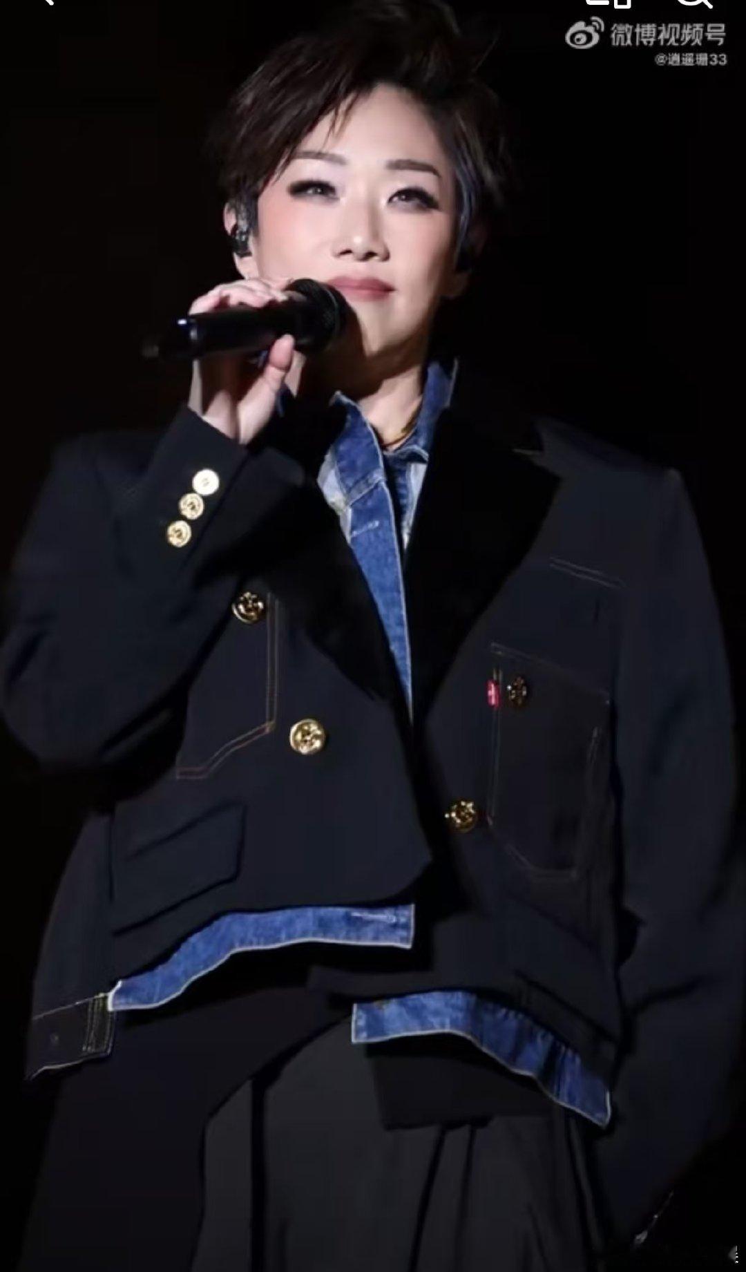 林忆莲舞台上的可爱动作 林忆莲的舞台小动作太灵动了！托脸、比心、飞吻，每个瞬间都