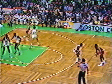 凯尔特人应该自己像裁判举报：我们用的联防，我们违例啦！这个进球无效！ 