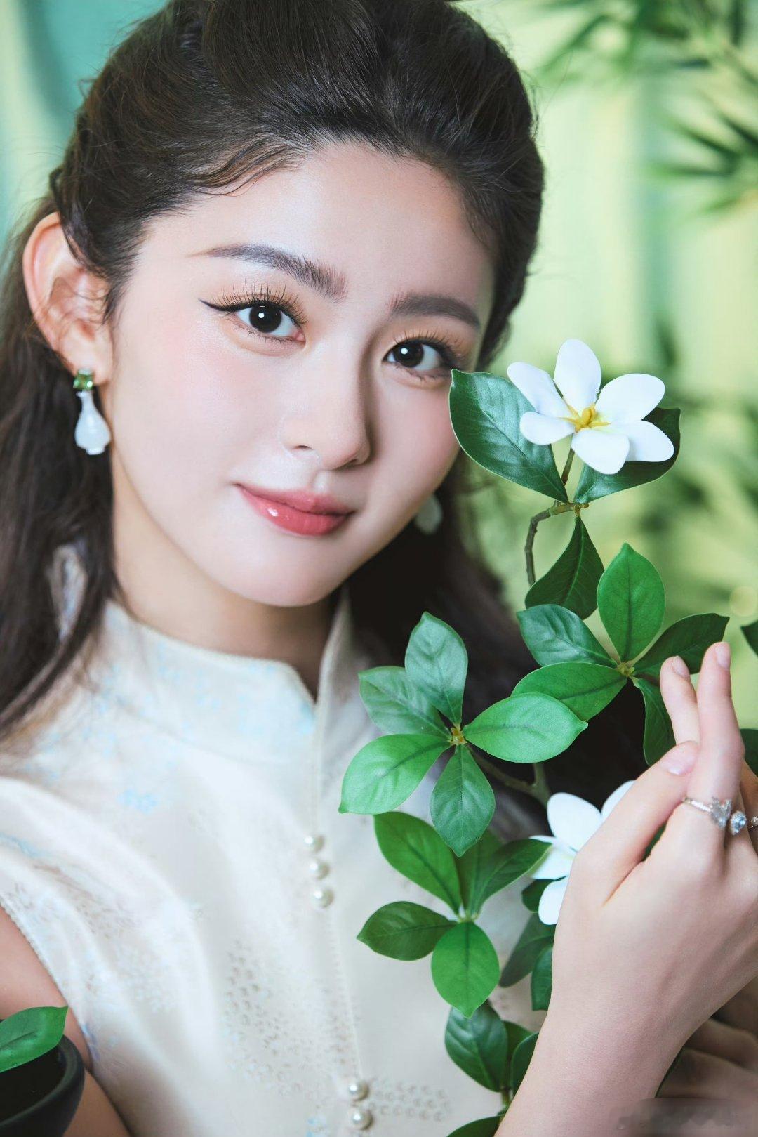 赵晴今天扫楼感觉瘦了好多 娃娃脸太吃亏了，真人线下又瘦又美，再过两年胶原蛋白流失