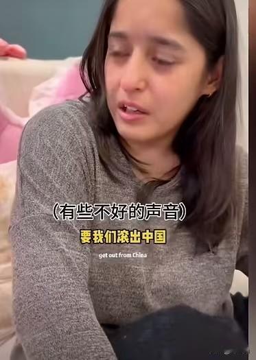 视频里外籍女孩哭诉被网友攻击，评论区却一片“回你的国家去”的声浪，看似对立的情绪