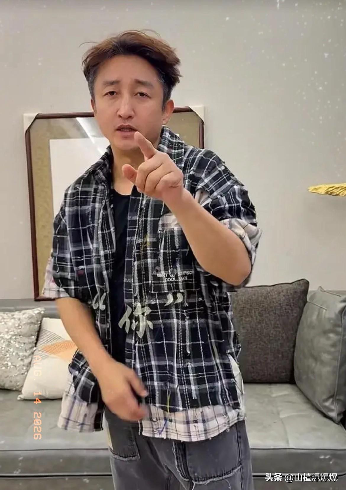 我不得不佩服你的勇气，
你说你都45岁的人了，
又不是二十啷当岁的小伙子，你非得