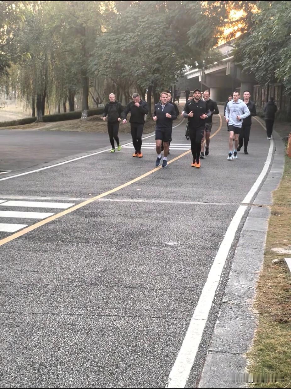 法国总统马克龙成都晨跑！这老小子还是很自律的呀！