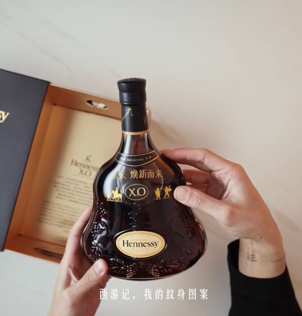 轩尼诗大爱把王嘉尔身上的纹身定制到XO酒瓶上[awsl]轩尼诗品牌全球代言人王嘉