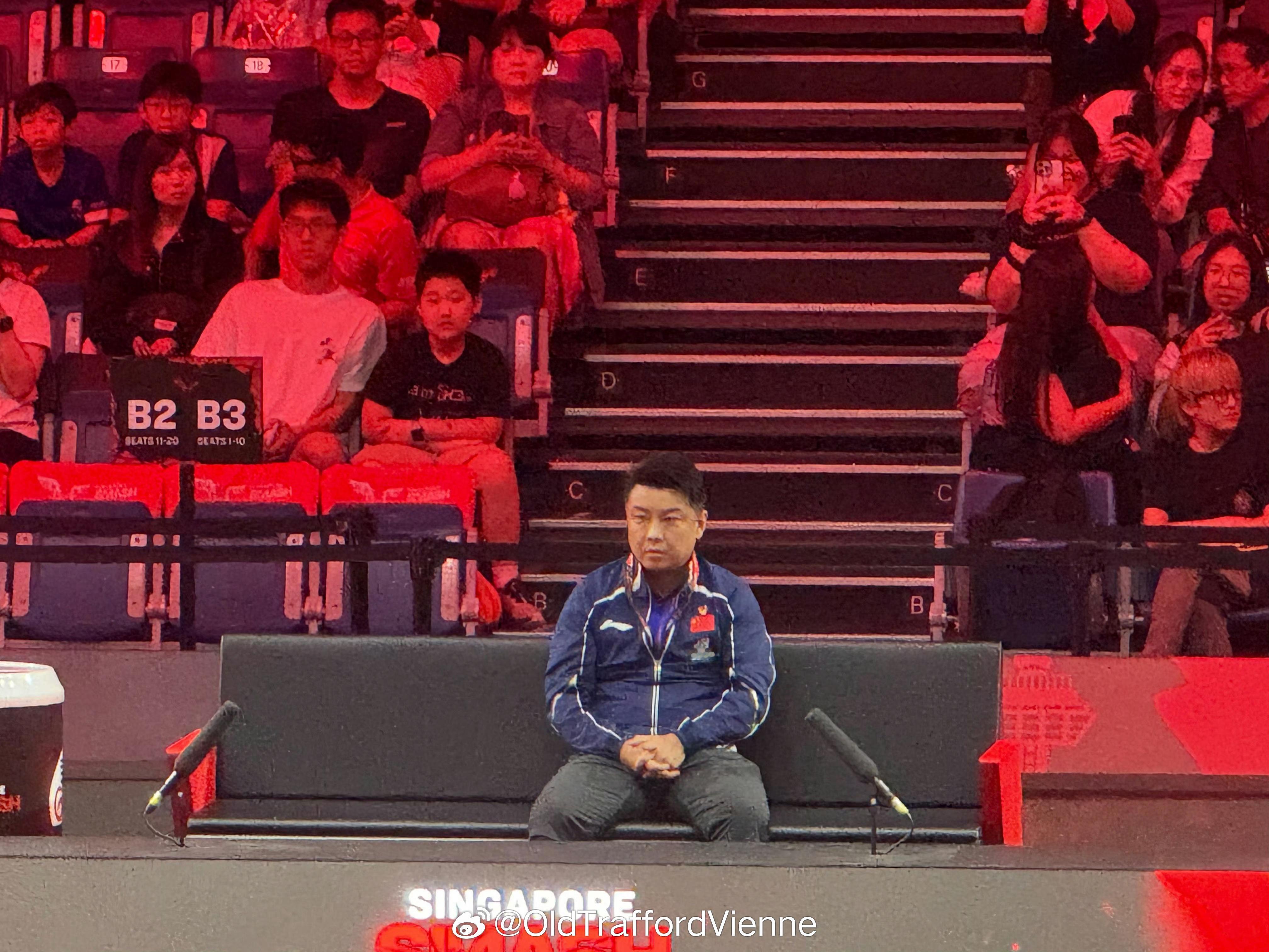 看比赛那天，温瑞博输了，大屏幕直接怼王皓脸上拍，黑脸包公似的王皓开玩笑说王楚钦的