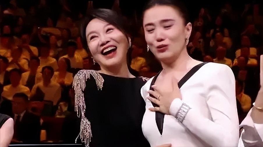 宋佳拿下金鹰奖最佳女主。她很早说过，从当演员第一天起，就笃定自己一定会成为国内最
