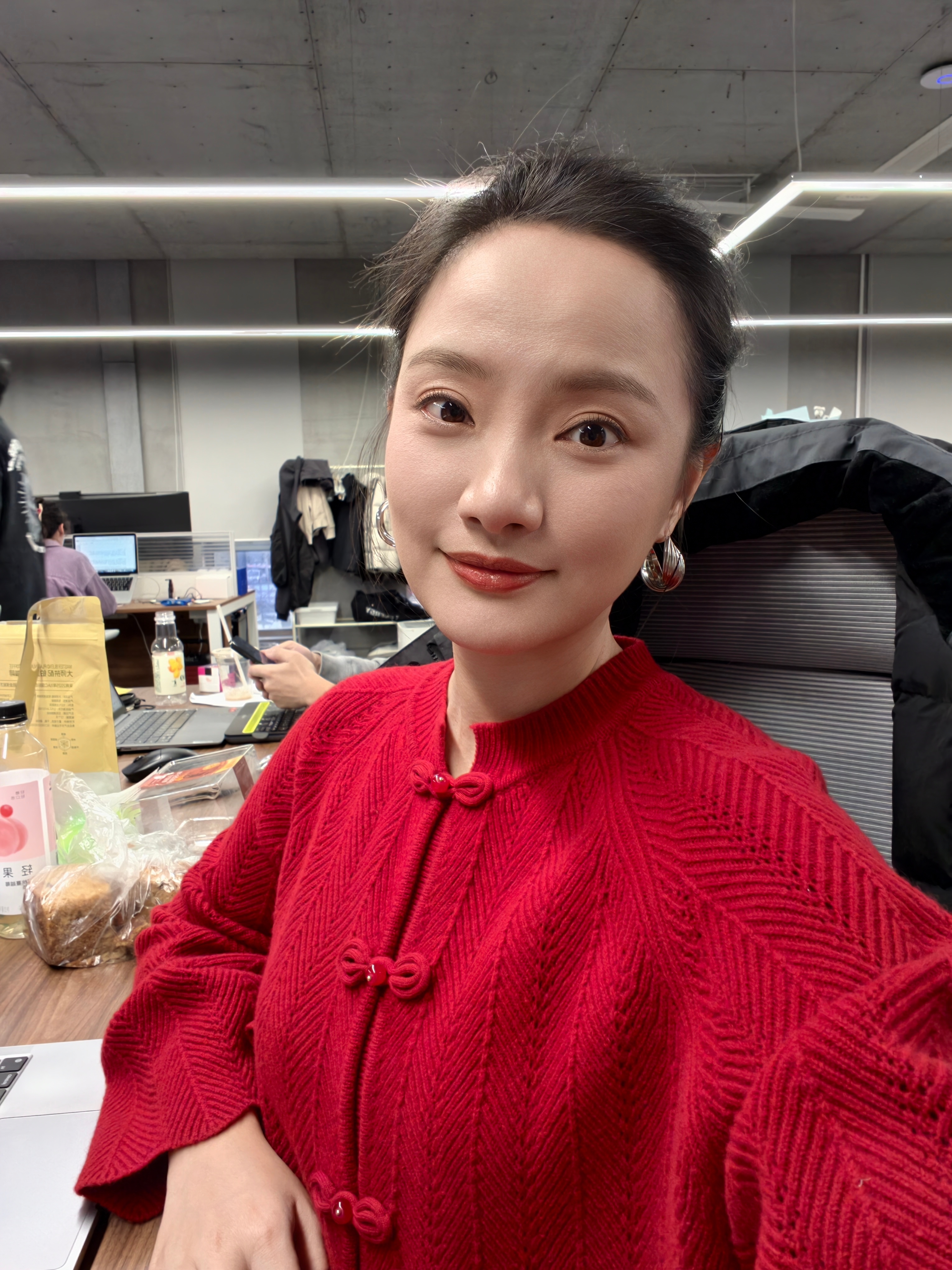 最近喜欢穿红色的衣服，这样感觉能提前过年