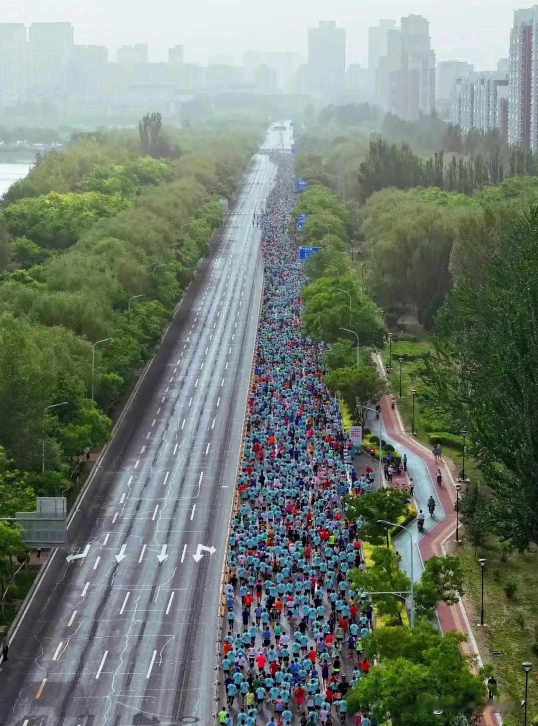 要去跑银川马拉松了！我问问大家：你知道很多人为何要去跑马拉松吗？掏报名费，还得花