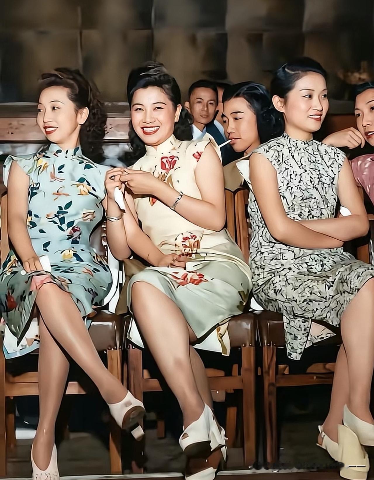 民国的名媛都穿黑丝袜？？