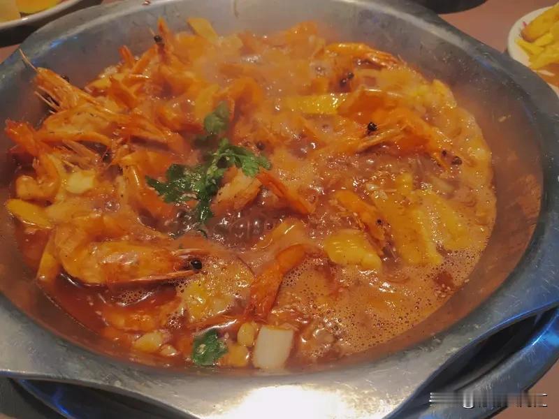 吃火锅是件超爽的事儿，但你想过火锅店吃剩的菜都去哪儿了吗？之前槐店王婆大虾就被曝