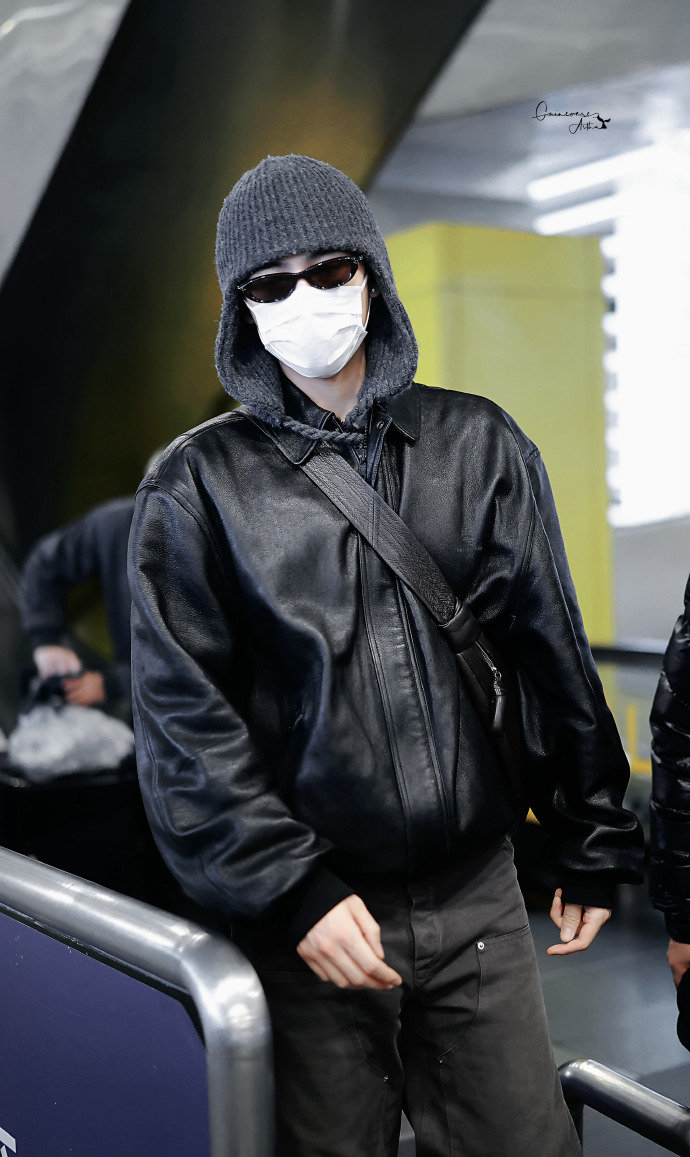 陈飞宇打耳洞了陈飞宇单边耳钉陈飞宇打耳洞后，颜值又打开新大门了陈飞宇 陈凯歌本歌