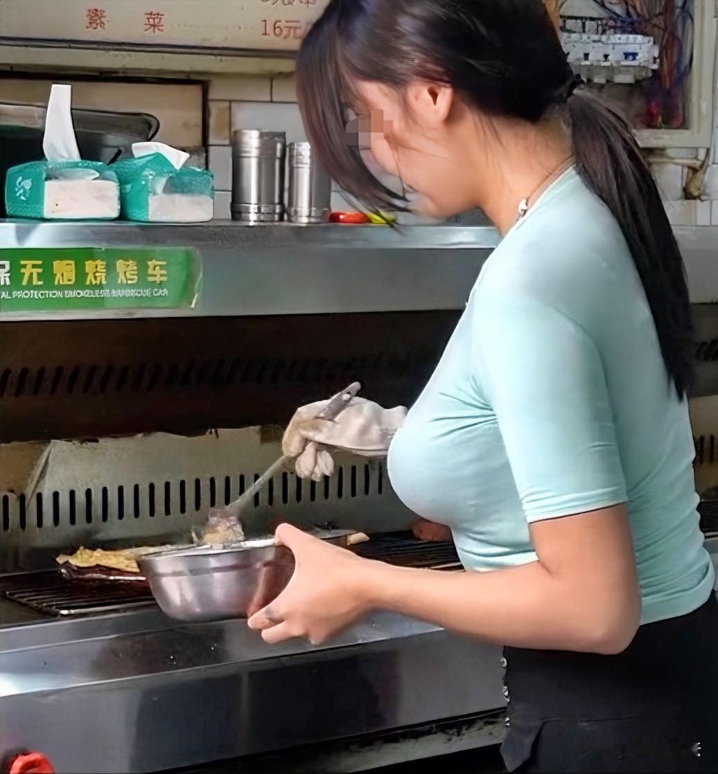内蒙古，一男子深夜吃烧烤，见独自一人的老板娘长得漂亮，突然扑上去撕扯其衣服，竟想