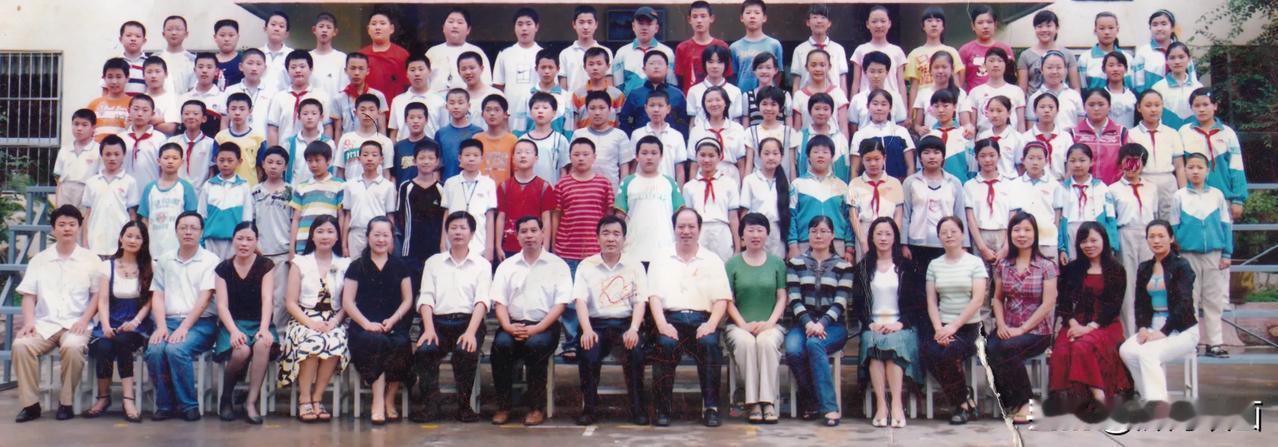 2008年6月拍的临沂二小2002级六班的合影，现在的你们都结婚有孩子了吧。