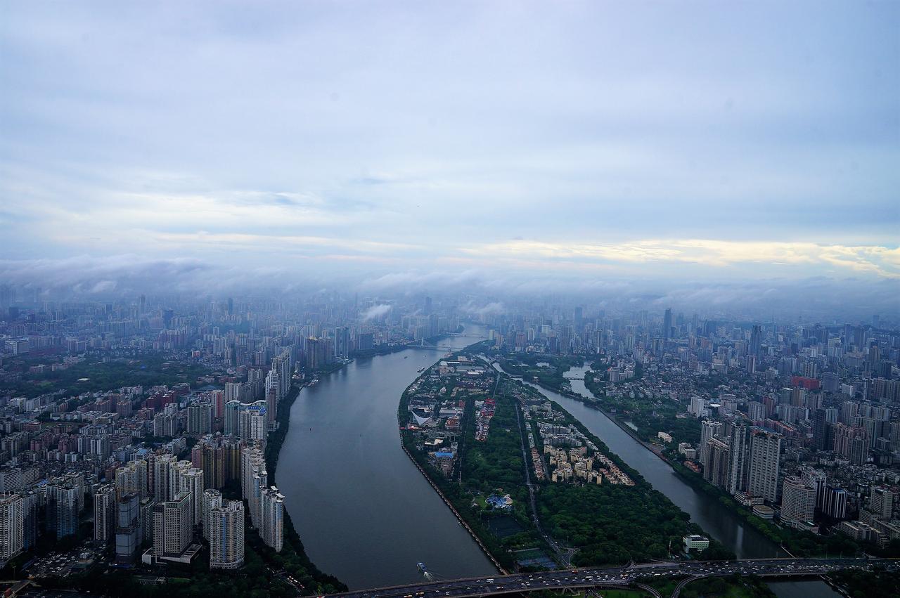 雨后，在广州塔小蛮腰上面远眺，云雾缭绕，风光旖旎，仙气十足，云雾在半塔之间，感觉