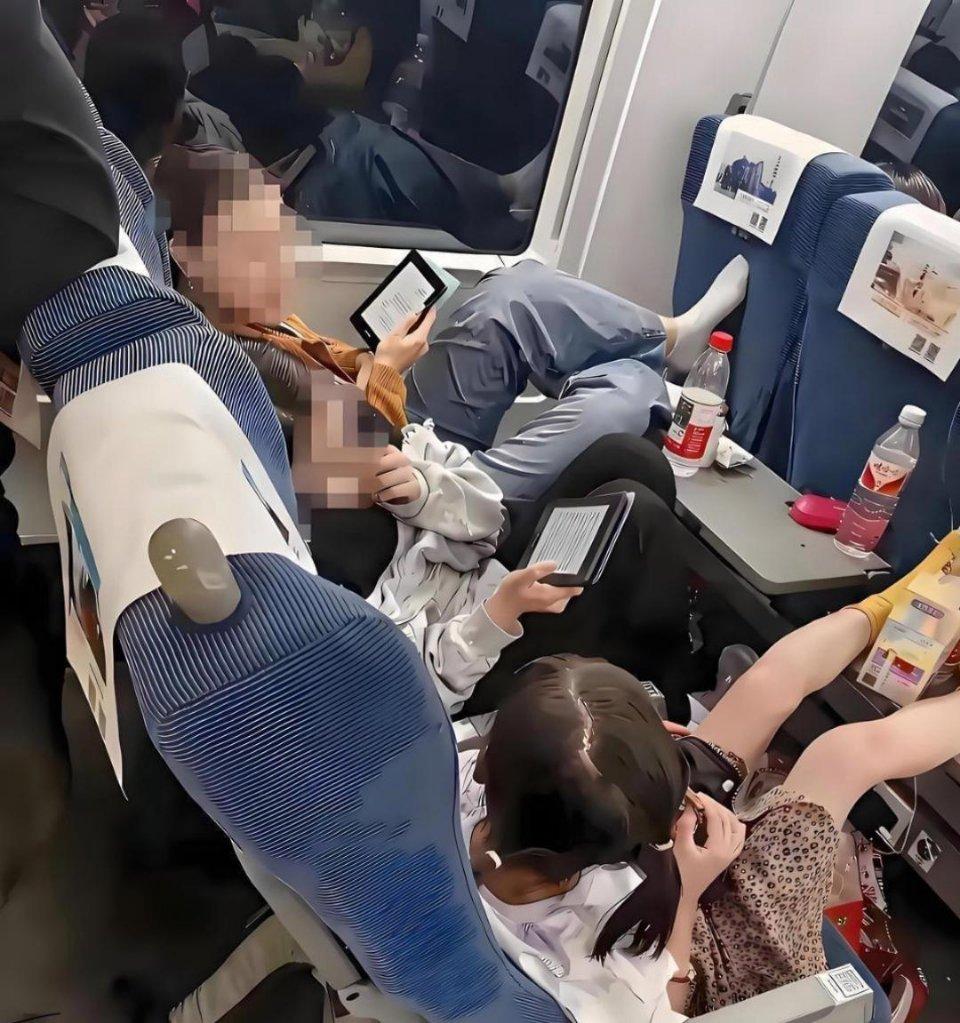高铁上的一幕，他们会不会脸红啊！