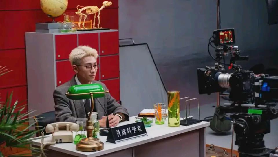 没有看错吧!张一山黄毛出镜饰演科学家,戴眼镜岁月感十足,原来刘星也32岁了，不过