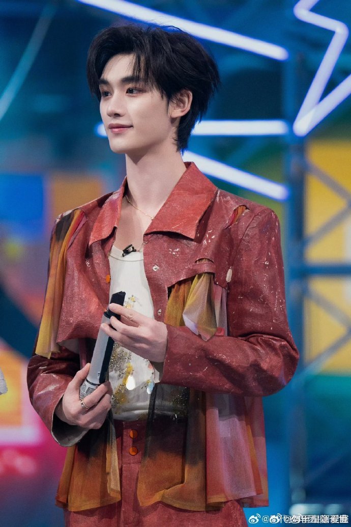 汪苏泷丁程鑫王星越握手你好星期六汪苏泷[超话]握手的暖心细节戳到我了！三人同框养