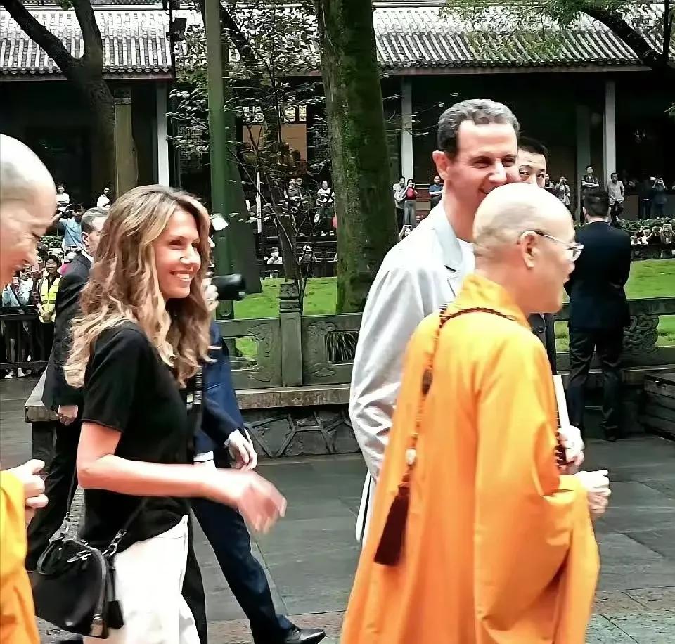 巴沙尔夫妇感动了，巴沙尔表示，中国伟大又谦逊，中国的强大有利于世界和平。他们夫妇