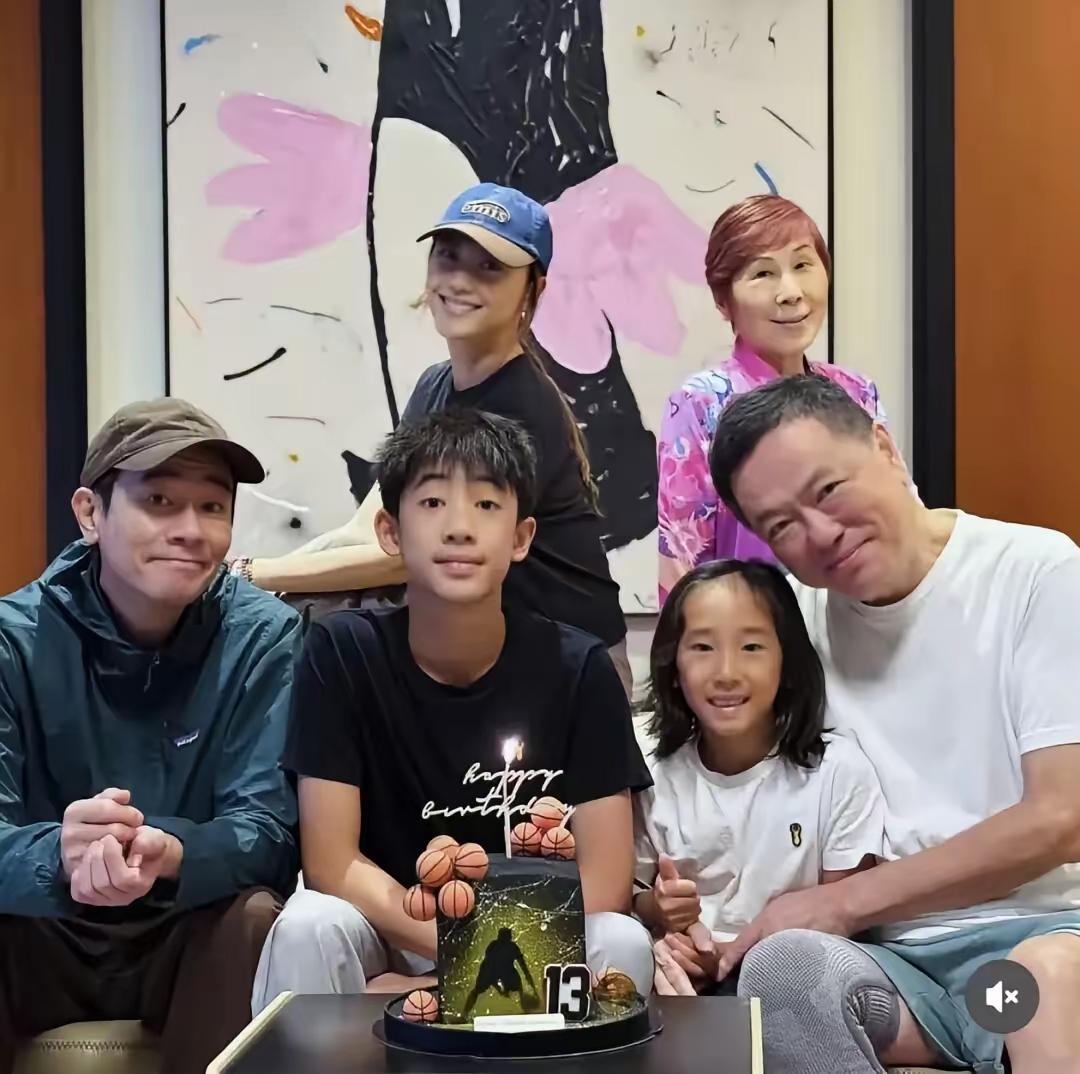 陈小春这个“丑男”老来翻身了，综艺影视演唱会各种活不断，养老钱赚翻了。

  娶